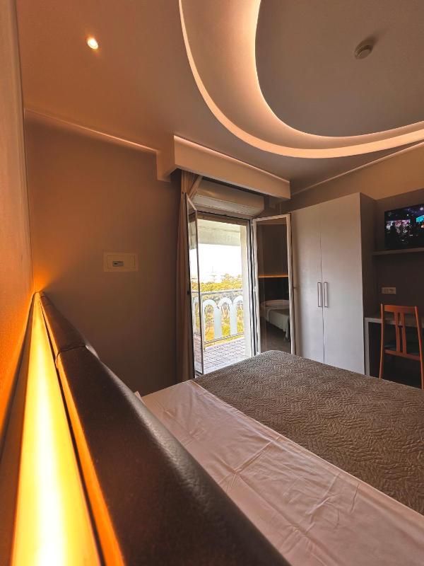Classic Double or Twin Room image 3