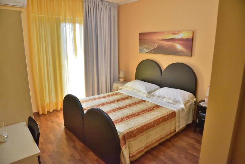 Deluxe Double or Twin Room with Balcony image 1