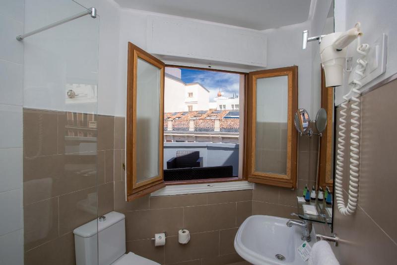 Double Room image 4