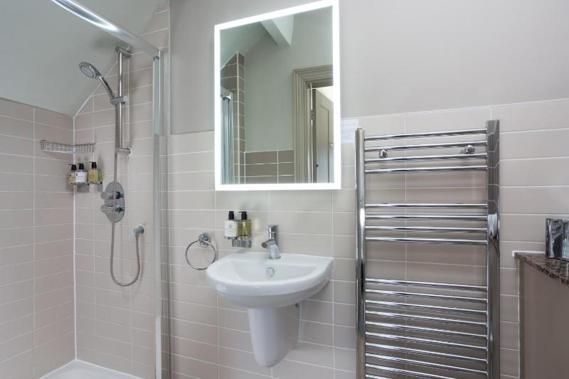Standard King Room image 3