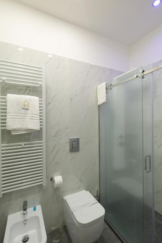 Double Room with Balcony image 3