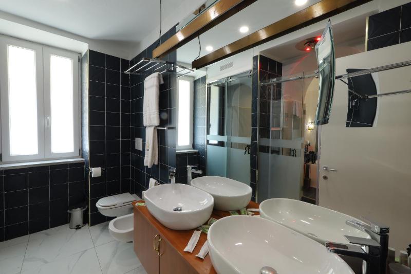 Queen Suite with Spa Bath image 1