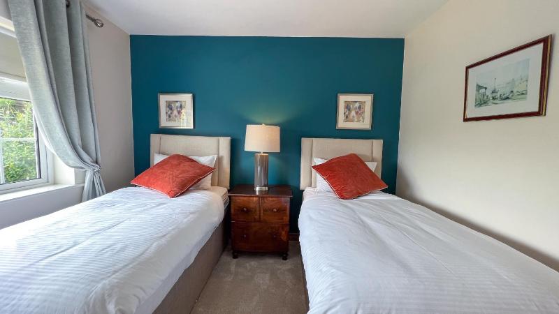 Standard Twin Room image 2
