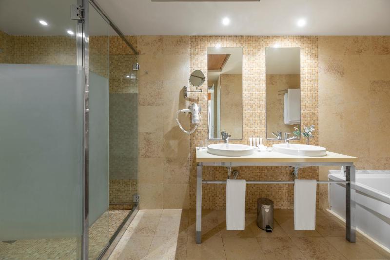 Junior Suite with Sea View (2 Adults+ 2 Children) image 3