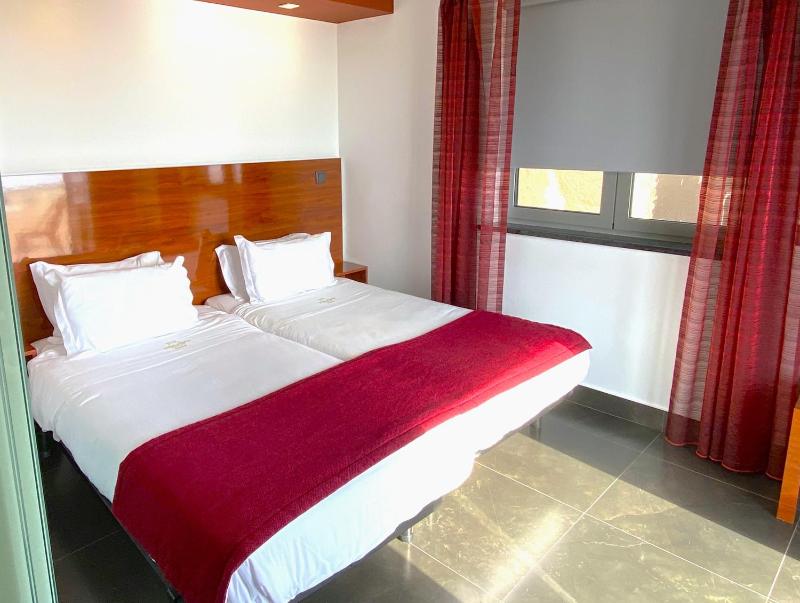 Twin Room with Sea View image 4