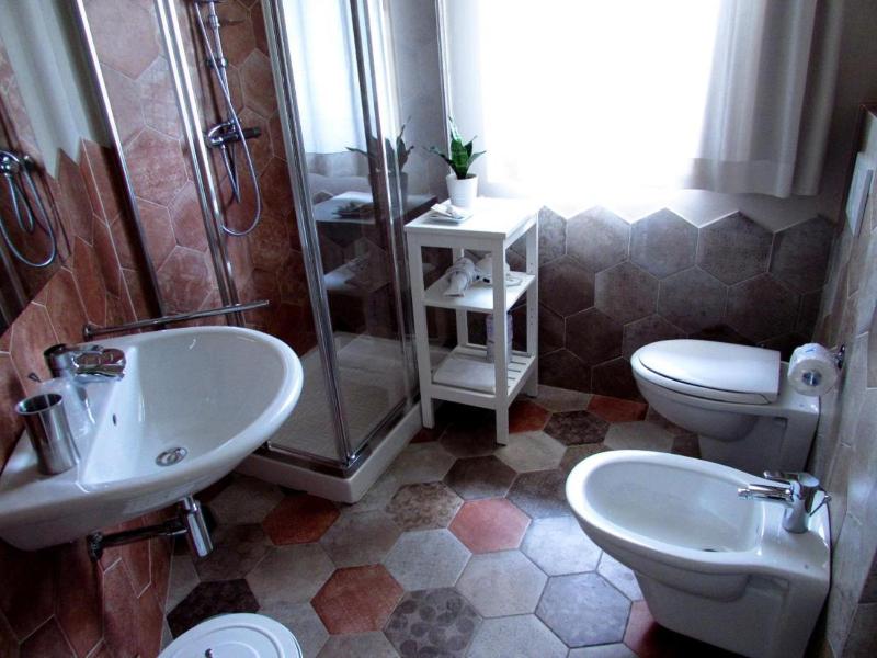 Double Room image 3