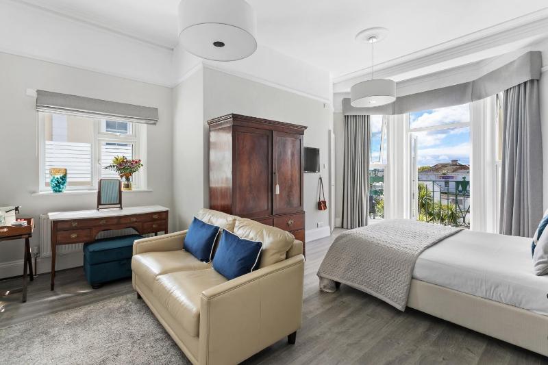 Balcony Suite with Partial Sea View image 3