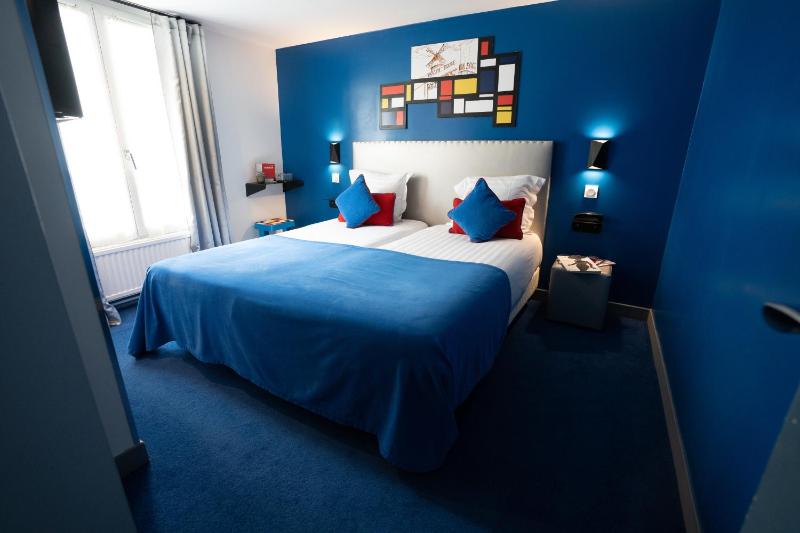 Standard Twin Room image 1