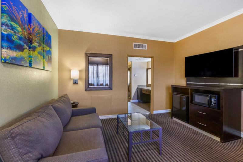 King Suite with Roll in Shower - Non-Smoking image 3