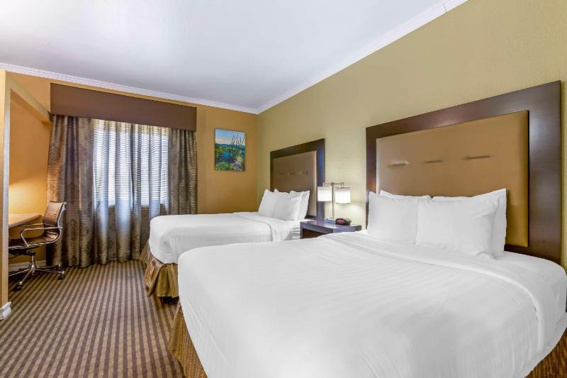 Queen Room with Two Queen Beds - Non-Smoking image 1
