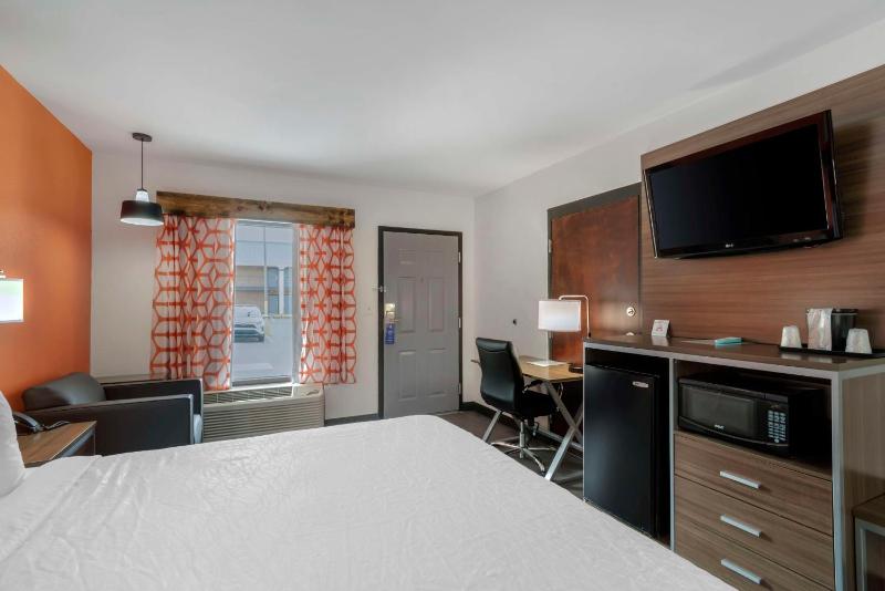 King Room with Roll-In Shower - Disability Access/Non-Smoking image 4
