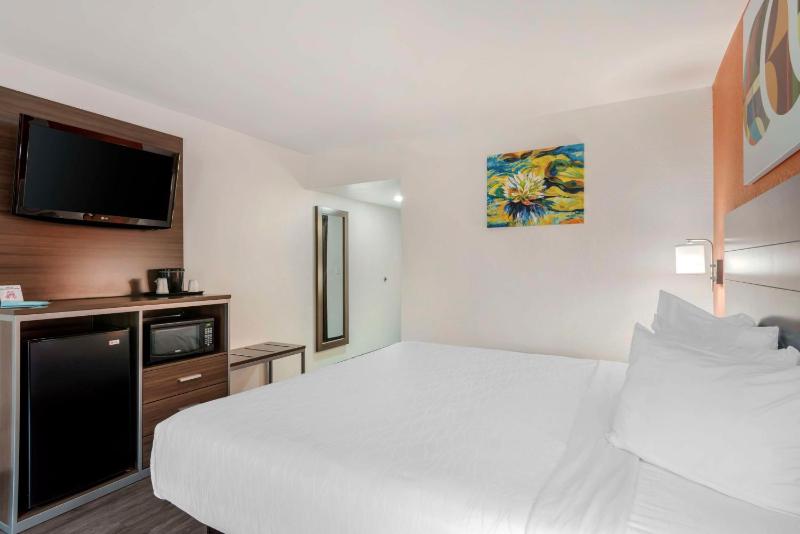 King Room - Non-Smoking image 3