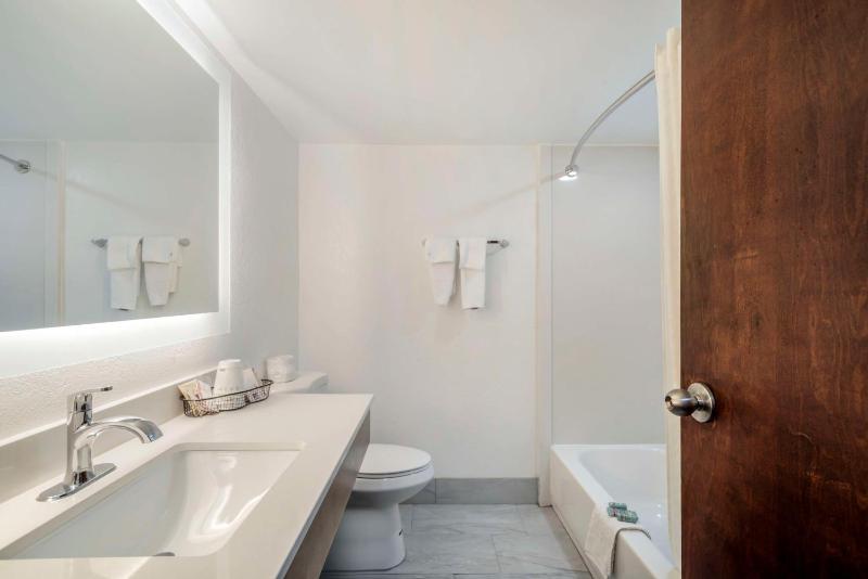 King Room - Non-Smoking image 2