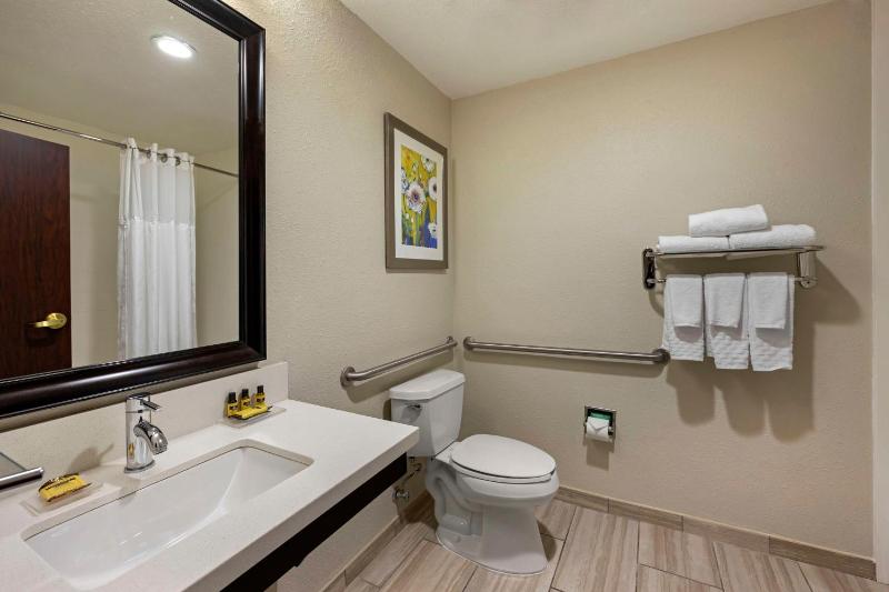 King Room with Bath Tub - Disability Access image 2