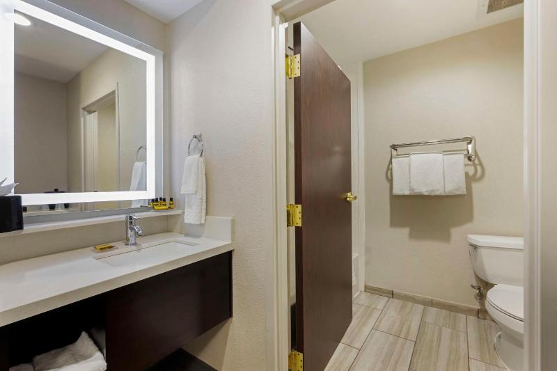 Queen Room with Two Queen Beds image 1