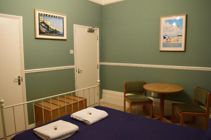 Standard Double Room image 4