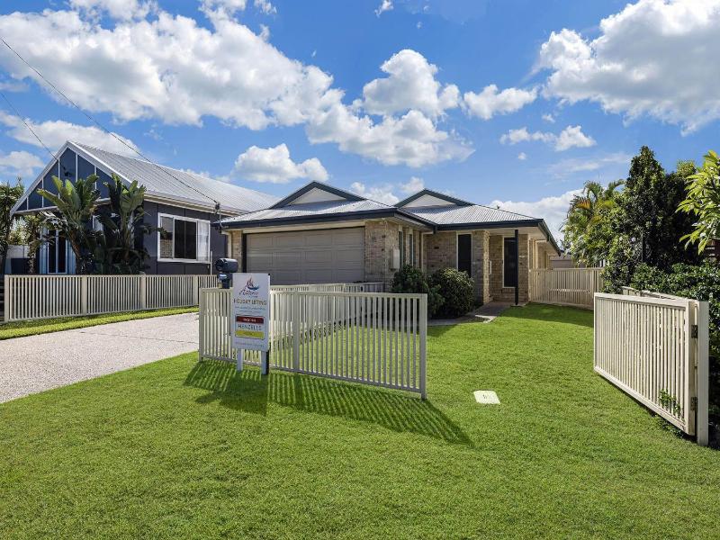 11 Wills Avenue Golden Beach QLD - image 1