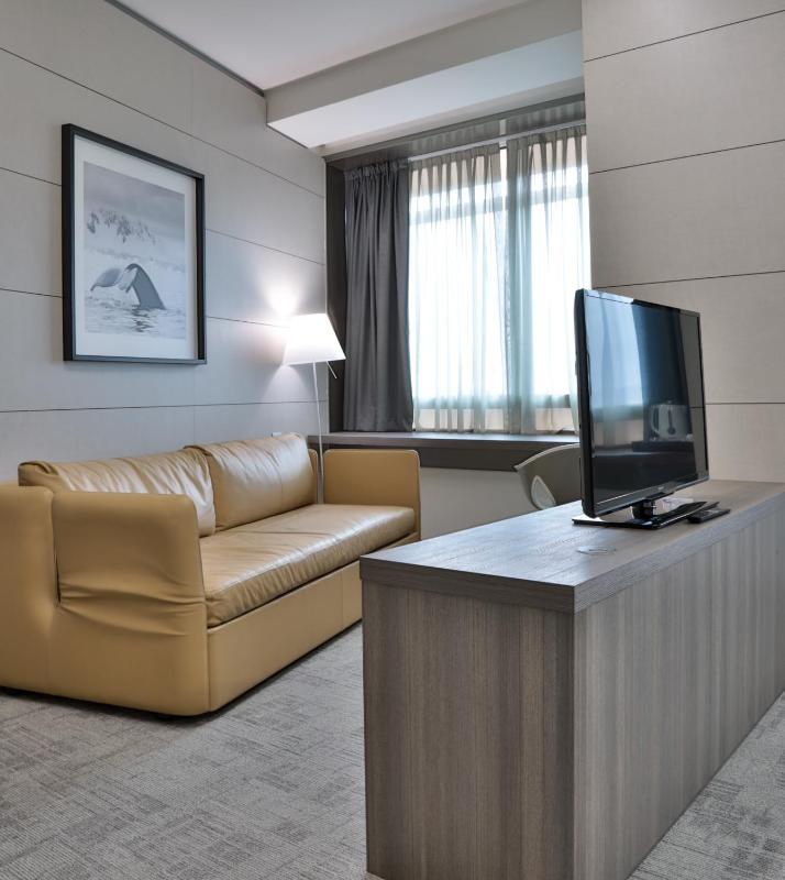 Superior Triple Room with Sofa Bed image 4