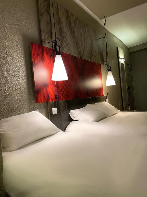 Standard Double Room with One Single Bed image 4
