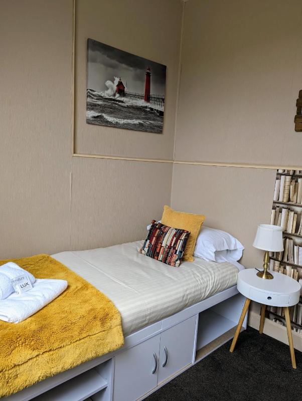 Single Room with Shower image 4