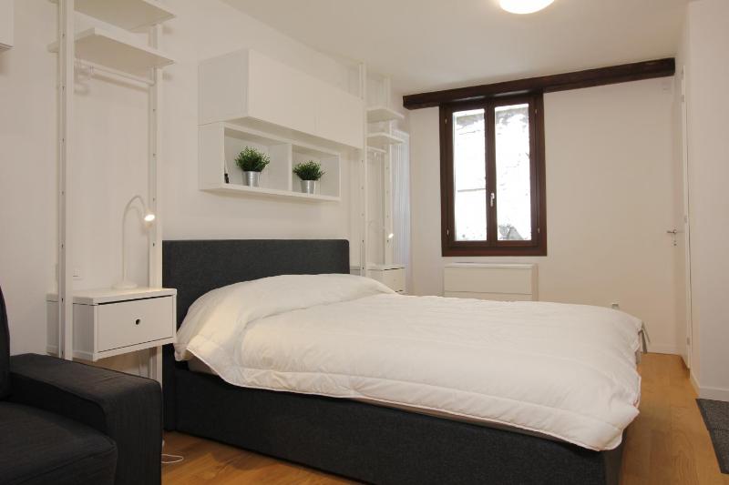 One-Bedroom Apartment image 4