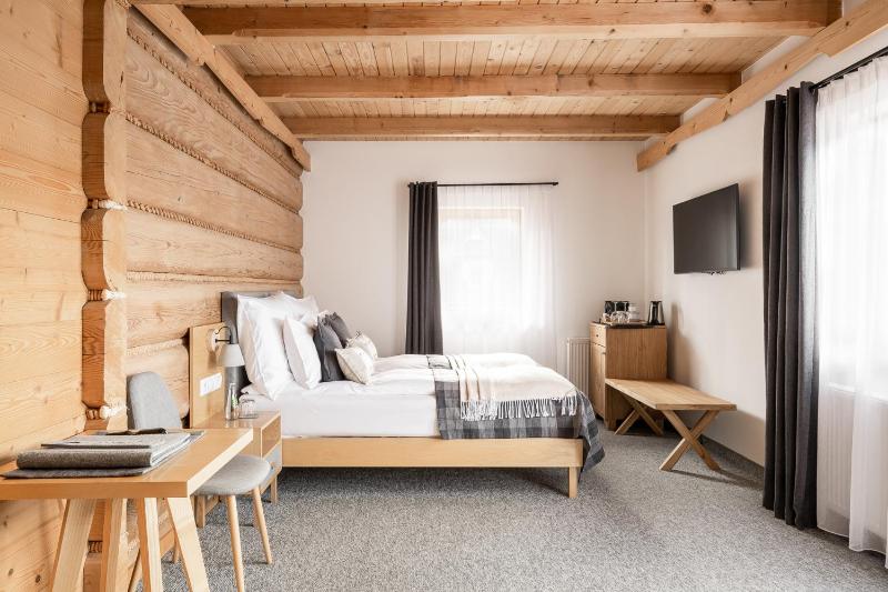Deluxe Double or Twin Room with Balcony image 3