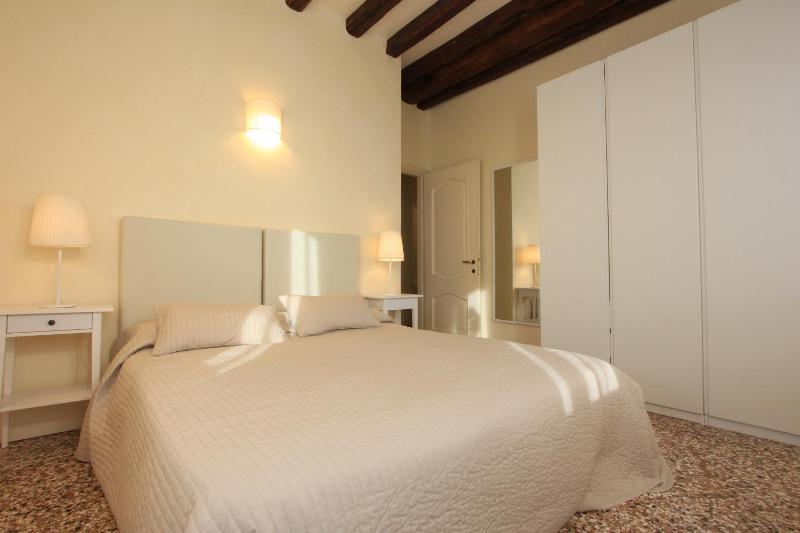 Two-Bedroom Apartment - Venice View image 4