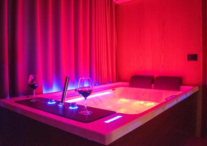 Deluxe King Suite image 3