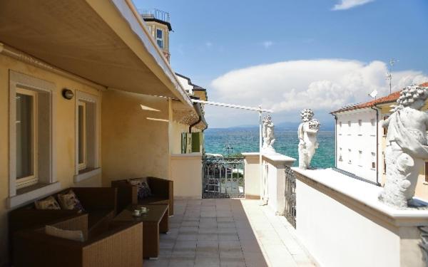 Suite with Terrace and Lake View image 1