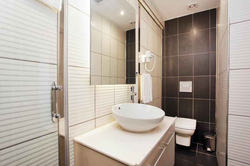 Double Room with Sea View image 4