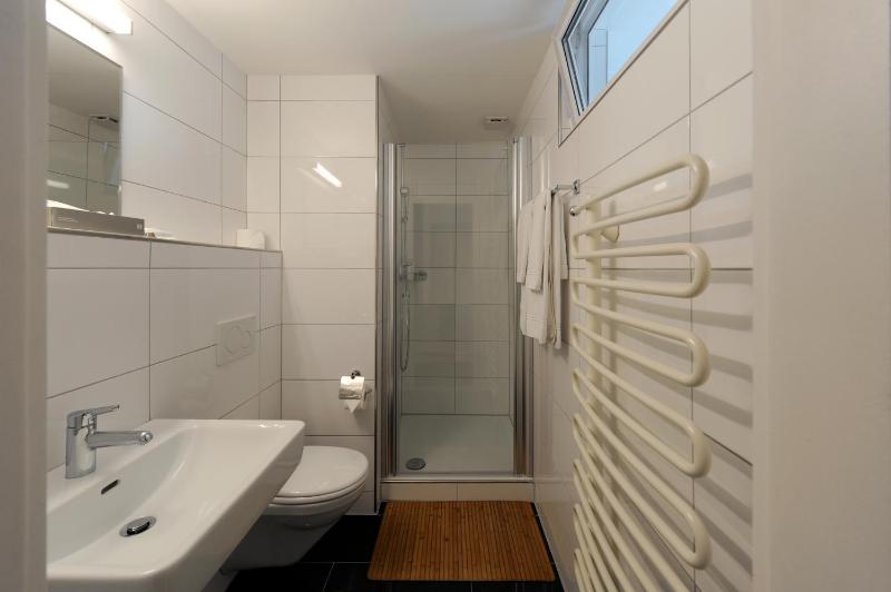 Economy Twin Room with Private External Bathroom image 3