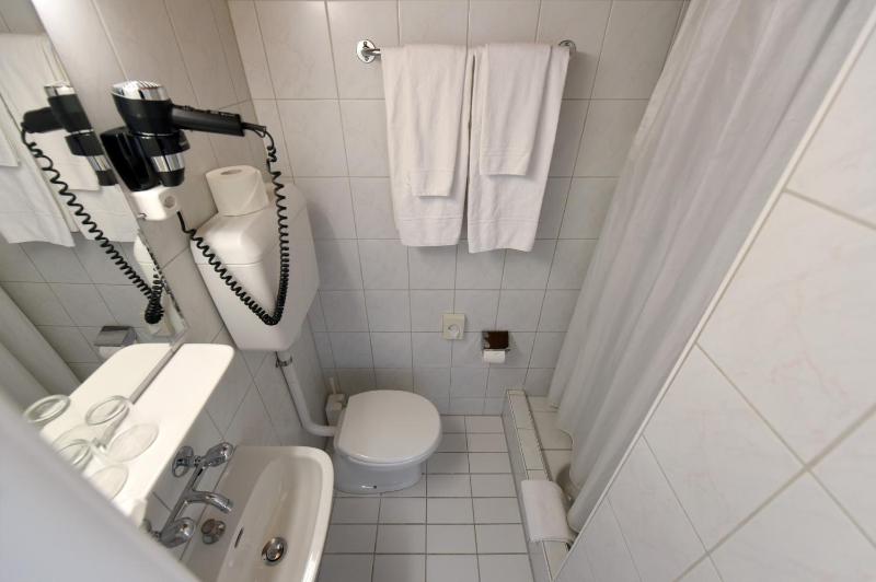 Economy Twin Room with Private External Bathroom image 2