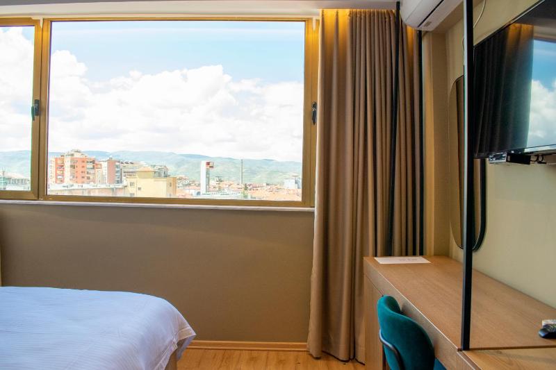 Superior King Room image 3