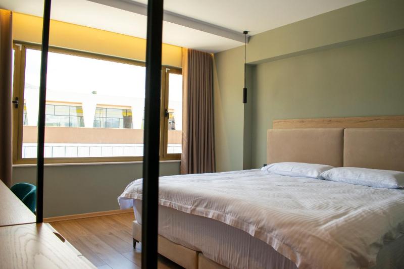 Superior King Room image 4