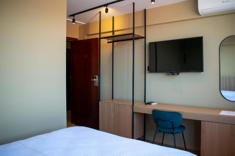 Standard King Room image 1
