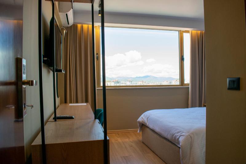 Standard King Room image 3