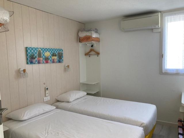 Twin Room image 3