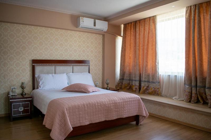 Superior King Suite image 3