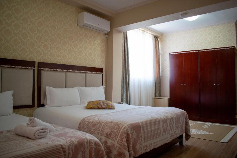 Standard Triple Room image 2