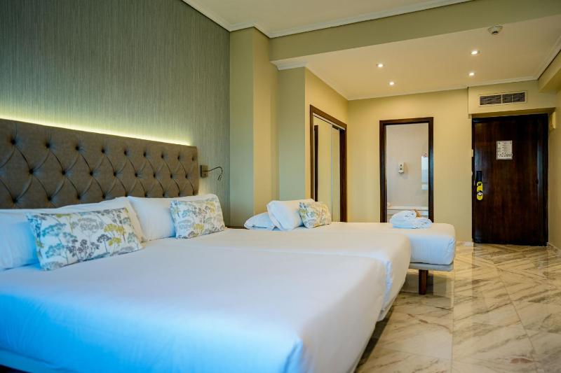 Twin Room with Extra Bed image 4