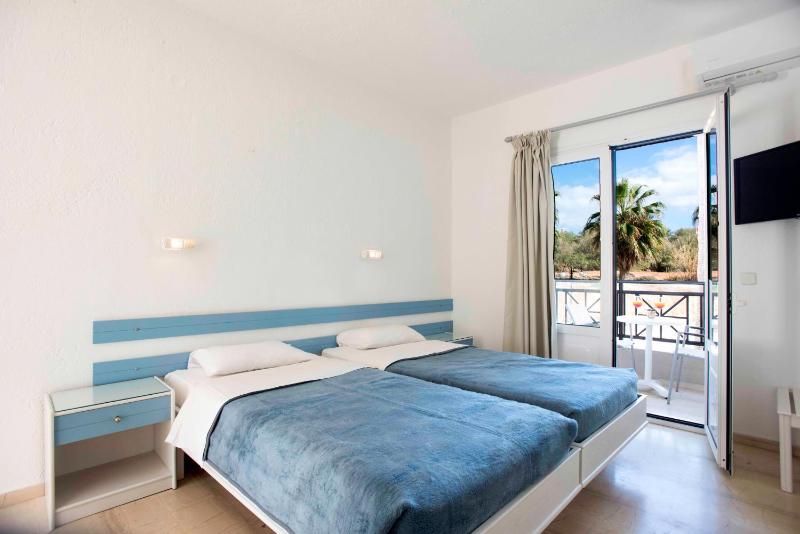 Standard Twin/Double Room with Side Sea View image 1