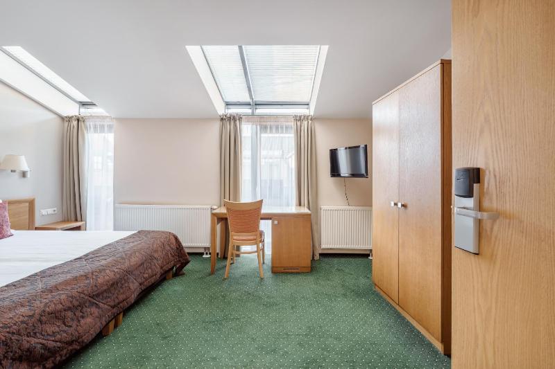 Standard Double or Twin Room image 4