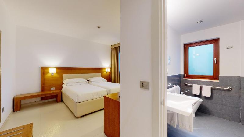 Double or Twin Room - Disability Access image 2