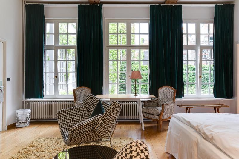 Superior King Room image 3