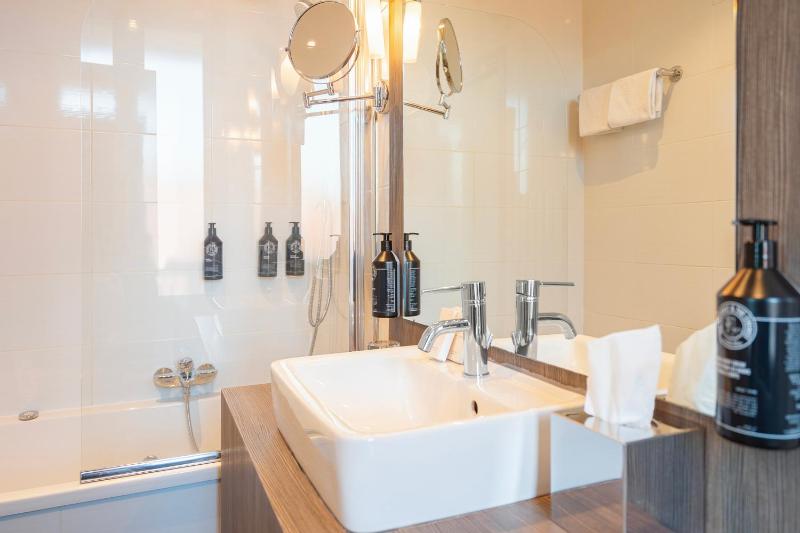 Deluxe Double Room with Balcony - Lake Side image 2