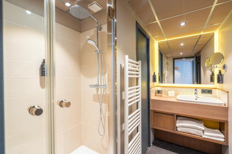 Superior Room with Two Zip Beds image 3