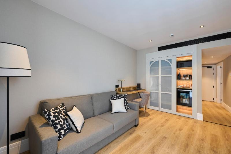 Suite with Private Pool image 4