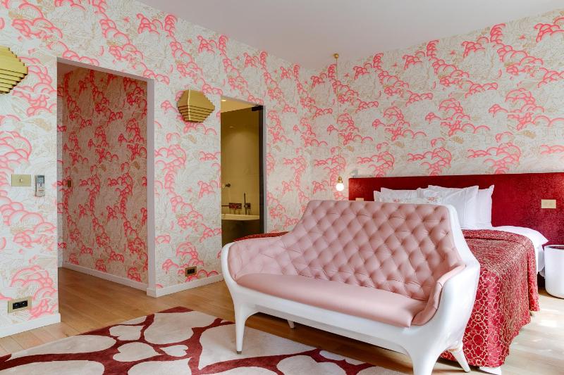Deluxe King Room image 2