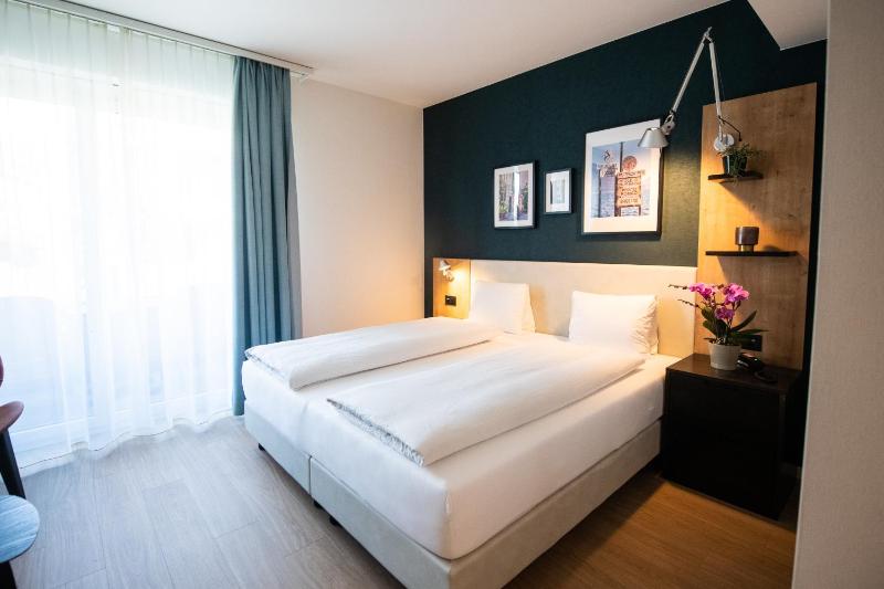 Triple Room with Balcony image 1