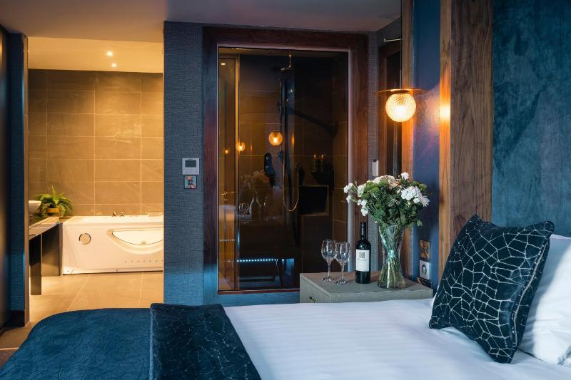 Couples Deluxe Room image 1